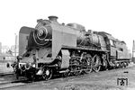 Skoda in Pilsen entwickelte unter der Leitung des Schweizer Konstrukteurs Oscar Dolch eine Lokomotive, bei der die bisherigen altösterreichischen Konstruktionsprinzipien weitgehend verlassen wurden. In ihren Merkmalen ähnelte die Lok den zur selben Zeit in Deutschland in Dienst gestellten Lokomotiven der Baureihe 01, obwohl sie mit Rücksicht auf die tschechoslowakischen Streckenverhältnisse deutlich leichter ausgeführt werden mussten. Die ersten sechs Lokomotiven wurden im Frühjahr 1926 mit den Nummern 386.001 bis 386.006 ausgeliefert. Die CSD zeichnete Lokomotiven im Mai 1926 in 387.001 bis 387.006 um, weil die vereinbarte Masse und der Achsdruck überschritten waren. Die Höchstgeschwindigkeit wurde zunächst auf 100 km/h festgelegt. In den Jahren 1930 bis 1937 wurden in vier Baulosen noch weitere 37 Lokomotiven an die CSD ausgeliefert. Dabei gab es Änderungen bei der Dampfmaschine, der Steuerung und der Geschwindigkeit, die auf 120 km/h heraufgesetzt wurde. Später wurde sie einheitlich für alle Lokomotiven auf 110 km/h festgelegt. Werner Hubert dokumentierte 387.013 im Bw Bodenbach. (1942) <i>Foto: Werner Hubert</i>