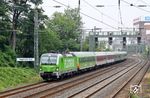 Der wegen Bauarbeiten auf seiner Stammstrecke im Ruhrgebiet umgeleitete Flixtrain FLX 27802 aus Berlin fährt mit 193 827 in Wuppertal Hbf ein. (17.07.2019) <i>Foto: Wolfgang Bügel</i>