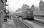 110 005 fährt mit D 302 nach Berlin in Ludwigsstadt ein. Neben den Reisenden wartet auch der Zoll auf den Zug, war Ludwigsstadt doch damals der letzte Bahnhof auf westdeutschem Gebiet. (27.09.1976) <i>Foto: Burkhard Wollny</i>