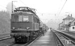 118 024 ist mit D 403 in Ludwigsstadt angekommen. Am Zugschluss hängt die DB-Schiebelok, die ebenfalls in Probstzella an den Zug kam und nun bis Steinbach/Wald nachschieben wird. (27.09.1976) <i>Foto: Burkhard Wollny</i>