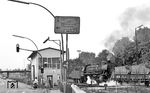 042 073 verlässt mit einem Dgm den Bahnhof Lingen. Das elektromechanische Stellwerk "Ls" (E 43) in der Südausfahrt ist heute noch vorhanden, der Fußgängerüberweg wurde durch eine Brücke ersetzt. (09.1976) <i>Foto: Burkhard Wollny</i>