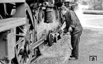 Der Heizer der 042 241 mit dem wohl wichtigsten Werkzeug auf einer Dampflok - dem Hammer. Spötter behaupten, dieser wäre ab und an auf einer modernen Lok auch ganz hilfreich.... (09.1976) <i>Foto: Burkhard Wollny</i>