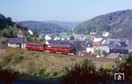 998 903 mit 798 562 als Nt 7259 auf der sog. "Aar-Salzböde-Bahn" zwischen Herborn und Niederwalgern bei Übernthal. (25.10.1985) <i>Foto: Wolfgang Bügel</i>