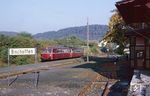 998 796 mit 798 634 erreicht als Nt 7229 den Bahnhof Bischoffen auf halbem Weg zwischen Herborn und Hartenrod. (25.10.1985) <i>Foto: Wolfgang Bügel</i>