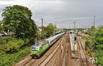 Einen Tag später hatte 193 990 den FLX 27802 nach Köln wieder am Haken, als der Zug nach einem Regenschauer durch Solingen Hbf rauschte. (20.07.2019) <i>Foto: Joachim Bügel</i>