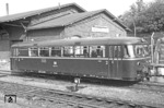 Der als "Nebenbahnretter" bezeichnete Uerdinger Schienenbus erschien bereits 1950 auf der Bildfläche. Hier wartet 795 477 (VT 95 9477) in Neustadt/Holstein auf den nächsten Einsatz. (05.1975) <i>Foto: Reinhard Todt</i>