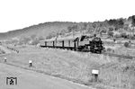 Der nächste Tag begann mit der Wetzlarer 86 384, die den P 2507 (Grävenwiesbach ab 9.26 Uhr - Wetzlar an 10.24 Uhr) auf der eingleisigen Solmsbachtalbahn bei Burgsolms-Oberndorf am Haken hat. (26.06.1959) <i>Foto: Helmut Röth</i>