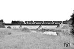 56 672 überquert mit P 3118 aus Lollar die Lahnbrücke zwischen Garbenheim und Dorlar. (26.06.1959) <i>Foto: Helmut Röth</i>
