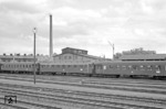 In diesem Zugverband ist in der Mitte der ehemalige preußische Oberlichtwagen "13393 Wt" 1. Klasse eingestellt. (19.06.1960) <i>Foto: Reinhard Todt</i>