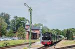 99 4801 in dem neu mit Formsignalen ausgerüsteten Bahnhof Putbus. (19.07.2019) <i>Foto: Joachim Schmidt</i>