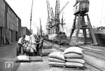V 60 714 kam am 10.04.1960 zum Bw Hamburg-Wilhelmsburg als Ablösung für die dort stationierten pr. T 16. 4 Jahre später hatte sie die alten Preußen im Hafen offenkundig schon erfolgreich verdrängt. (12.05.1964) <i>Foto: Walter Hollnagel</i>