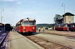 Schienenbusbegegnung im Bahnhof Dombühl an der Strecke Nürnberg - Crailsheim. Gleichzeitig zweigt hier die Strecke nach Nördlingen bzw. Rothenburg ob der Tauber ab.  (1958) <i>Foto: Slg. F. Steuber</i>