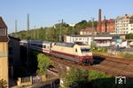 Die "Rheingoldlok" 101 112 mit IC 2229 (Hamburg-Altona - Nürnberg) in Wuppertal-Unterbarmen. (23.07.2019) <i>Foto: Wolfgang Bügel</i>