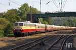 Für die Fahrt nach Cochem war am Rheingoldzug DPE 25 dann die "richtige" Lok E 10 1309 am Zug, hier bei der Durchfahrt in Wuppertal-Zoologischer Garten. (25.07.2019) <i>Foto: Wolfgang Bügel</i>