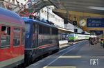Zu dieser zufälligen und ungewöhnlichen Begegnung kam es in Wuppertal Hbf zwischen TRI 110 469 vor dem NX-Ersatzzug 32446 und Flixtrain FLX 27802 mit 193 990. (25.07.2019) <i>Foto: Wolfgang Bügel</i>