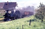 99 1608-1 (99 608) mit einem Rollbockgüterzug auf der 750mm Schmalspurbahn Oschatz - Mügeln bei Schweta. (11.05.1983) <i>Foto: Peter Schiffer</i>