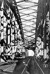Ein zweiteiliger SVT der Bauart "Hamburg" hat soeben den Kölner Hauptbahnhof verlassen und rollt über die Hohenzollernbrücke. Ab 1. Juli 1935 wurden die Triebwagen auf der Strecke Berlin-Stadtbahn – Hannover – Köln eingesetzt. Die Reisegeschwindigkeit des FDt 16 betrug auf dem Abschnitt Hannover – Hamm 132,2 km/h. Die SVT galten damals als die schnellsten Züge der Welt. Noch vor Beginn des Zweiten Weltkrieges wurde der Triebwagenverkehr am 22. August 1939 eingestellt und die Züge aus dem Verkehr gezogen. (1935) <i>Foto: RVM (Felten)</i>