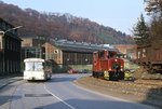 Lok 1 der Hohenlimburger Kleinbahn AG rangiert in Alt-Rahmede am Hoesch-Werk Nahmertal. Es überholt der Bus der Linie 515/538 nach Obernahmer. (23.11.1983) <i>Foto: Peter Schiffer</i>