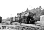 Die Stralsunder 52 2678 (Henschel, Baujahr 1944) mit GmP 9056 in Putbus. Der Zug benötigte für die 12 km von Lauterbach (Rügen) nach Bergen (Rügen) eine Fahrzeit von 54 (!) Minuten. In Putbus war ein Aufenthalt von 20 Minuten vorgesehen. (05.07.1968) <i>Foto: Will A. Reed</i>