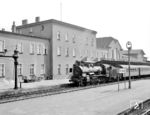 38 3007 mit einem Personenzug im Bahnhof Eberswalde. Die Lok beendete ihre aktive Dienstzeit am 23. März 1972 beim Bw Eisenach. (06.07.1968) <i>Foto: Will A. Reed</i>