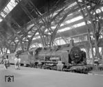 38 2109 (Bw Riesa) ist in der imposanten Halle des Leipziger Hauptbahnhofs eingetroffen. (09.07.1968) <i>Foto: Will A. Reed</i>