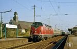 Es folgt 221 129 mit dem "Säuferzug" E 28368 ins Ahrtal im Bahnhof Wuppertal-Vohwinkel. Nicht nur Lok und Wagen, auch die geschwungenen Bahnsteigdächer und alten Bahnsteige sind längst Geschichte. (26.10.1985) <i>Foto: Joachim Bügel</i>