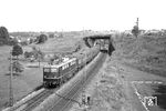 E 10 177 vom Bw Heidelberg mit D 503 (München - Hagen) bei Bretten. Oben verläuft die Bahnstrecke nach Grötzingen/Karlsruhe, die heutige S 4. (18.07.1959) <i>Foto: Helmut Röth</i>