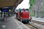 Nein, wir befinden uns nicht im Jahr 1968, auch wenn dieses Bild vordergründig den Eindruck erweckt. Museumslok V 60 615 der Hammer Eisenbahnfreunde ist mit einem G-Wagen auf Sonderfahrt unterwegs in Wuppertal Hbf. (09.08.2019) <i>Foto: Wolfgang Bügel</i>