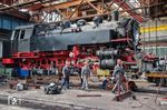Letzte Vorbereitungen für das Aufachsen der 86 744 im Dampflokwerk Meiningen. (12.08.2019) <i>Foto: Udo Steinwasser</i>