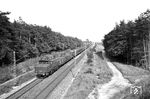 E 94 192, die als Nachbaulok im Jahr 1955 bei Krauss-Maffei/AEG entstand, mit einem Güterzug bei Graben-Neudorf. (18.07.1959) <i>Foto: Helmut Röth</i>