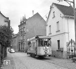 Charakteristisch für die Koblenzer Straßenbahn war, dass sie über große eingleisige Abschnitte verfügte und bis zu ihrer Stilllegung ausschließlich Rollenstromabnehmer benutzte. Betrieben wurde sie von der heutigen Koblenzer Elektrizitätswerk und Verkehrs-AG, kurz KEVAG. Beginnend ab 1957 wurden durch Einstellung von Linien immer mehr Triebwagen in Koblenz obsolet und sukzessive ausgemustert, größtenteils auch verschrottet. Zum Schluss waren noch 15 Triebwagen betriebsfähig, für die sich aber aufgrund des hohen Alters kein Käufer mehr fand. Hier steht Tw 42 an der Endstation Koblenz-Neuendorf. (08.1958) <i>Foto: Reinhard Todt</i>