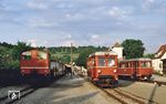 Großes Fahrzeugtreffen in Dörzbach auf der Jagsttalbahn: Links Diesellok V 22-01 (Gmeinder, Baujahr 1965), in der Mitte der Wismarer Triebwagen VT 300 (Baujahr 1939), rechts der Beiwagen VB 403 (ex VT 301). (1985) <i>Foto: Günter Hauthal</i>