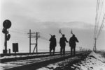 Feierabend für die Rottenarbeiter an der Strecke bei Bevensen. (02.1952) <i>Foto: Walter Hollnagel</i>