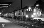 116 002 im nächtlichen Bahnhof Rosenheim. (08.1976) <i>Foto: Burkhard Wollny</i>