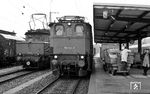 Im Bahnhof Traunstein trifft 116 002, die vor N 4538 auf die Rückfahrt nach Rosenheim wartet, auf die einzeln fahrende 194 124. (08.1976) <i>Foto: Burkhard Wollny</i>