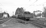 116 002 fährt mit N 4537 (Rosenheim - Freilassing) in Übersee ein. (08.1976) <i>Foto: Burkhard Wollny</i>