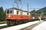 ÖBB 1099.07 vor dem Eilzug (!) E 961 "Ötscherland" auf der bereits 1911 elektrifizierten Mariazellerbahn (NÖ) im Bahnhof Gösing. (10.08.1983) <i>Foto: Peter Schiffer</i>