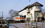 111 124 (in S-Bahn-Lackierung) hat mit N 5519 das Ende der Steilrampe in Hochdahl erreicht. (18.11.1985) <i>Foto: Wolfgang Bügel</i>