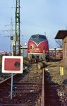 150 Jahre Deutsche Eisenbahnen (und Unfälle ?): 221 144 hinter dem Gleisabschluss in Leverkusen-Schlebusch, der mittlerweile durch eine Sh2-Scheibe ersetzt wurde. (06.12.1985) <i>Foto: Joachim Bügel</i>