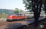 220 040 fährt mit einem Eilzug nach Kreiensen in Vienenburg ein. (1982) <i>Foto: Günter Hauthal</i>