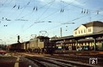 194 585 (Bw Nürnberg Rbf) fährt mit einem Güterzug durch den Bahnhof Bebra südwärts. (1981) <i>Foto: Günter Hauthal</i>