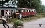 Dieser Herr mit dem Bollerwagen hat keineswegs die Bahnstation Gumtow zum Ziel, denn Wagenladungen nimmt der Schienenbus nicht mit. (29.08.1967) <i>Foto: Klaus Kröber (Sammlung Ludger Kenning)</i>