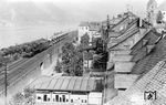 Blick über die Dächer von Kaub am Rhein auf 38 3626 vom Bw Bingerbrück, die mit einem Schotterzug unterwegs ist.  (15.07.1937) <i>Foto: RVM-Filmstelle Berlin (Bellingrodt)</i>