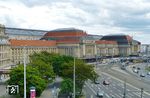 Blick auf den Leipziger Hauptbahnhof, der mit einer Kapazität von ca. 130 000 Reisenden pro Tag und einer Grundfläche von 83.640 Quadratmetern der flächenmäßig größte Kopfbahnhof Europas ist. (05.2014) <i>Foto: Benno Wiesmüller</i>