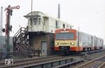 Ein dieselelektrischer Doppeltriebwagen VT 2E der Altona-Kaltenkirchen-Neumünster Eisenbahn (AKN) passiert das Behelfsstellwerk "Esf" (Eidelstedt S-Bahn Fahrdienstleiter) in Hamburg-Eidelstedt.  (1977) <i>Foto: Benno Wiesmüller</i>
