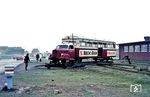 Einer der berühmt berüchtigten Leichttriebwagen (LT 5) der Sylter Inselbahn, die 1952-54 in der eigenen Werkstatt aus Borgward-Lkw entstand. Zum Zeitpunkt der Aufnahme im Sommer 1970 war der Streckenabschnitt nach Hörnum bereits eingestellt, nur die Strecke Westerland - List war noch bis Ende 1970 in Betrieb. Bei Fahrtrichtungswechsel an den Endpunkten mussten die Fahrzeuge auf einer Drehscheibe per Hand gedreht werden.  (20.08.1970) <i>Foto: Dieter Junker</i>