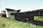 Die Sylter Inselbahn besaß 1960 noch 33 Güterwagen, zum dem wohl der Tragwagen SS 323 gehörte. Ob der Schneepflug-Eigenbau auch zum offiziellen Bestand gezählt wurde, konnte nicht ermittelt werden. (08.1960) <i>Foto: Uwe Jens Jansen</i>