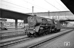 01 112 war eine von 5 Lokomotiven der Baureihe 01, die mit Heinl-Mischvorwärmer und einer Turbospeisepumpe mit einer Minutenleistung von 250 l ausgestattet wurde. Neben einer Leistungsverbesserung sollte ein Wärmerückgewinn durch den Mischvorwärmer von zusätzlich 7,5 % erzielt werden. Die Würzburger Lok steht hier im Heidelberger Hauptbahnhof. (09.08.1959) <i>Foto: Helmut Röth</i>
