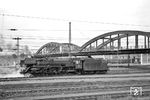 01 112 setzt in Heidelberg Hbf an den Bahnsteig zurück, um den E 509 nach Würzburg zu übernehmen. (09.08.1959) <i>Foto: Helmut Röth</i>