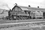 93 590 wurde 1920 von der Union-Gießerei, Lokomotivfabrik & Schiffswerft, Königsberg, an die Reichsbahn abgeliefert und als "Altona 8520" eingereiht. Sie war bis 1965 im Einsatz und wurde am 20.06.1966 ausgemustert. (12.08.1959) <i>Foto: Helmut Röth</i>